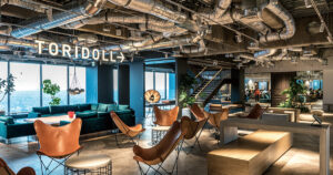 丸亀製麺の大改革！店長の年収が爆上がりの背景とは！革新を遂げる外食産業の新しい報酬制度と労働環境改善の流れ！