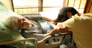 介護職の給料低すぎ！！「誰でもできる仕事」にせざるを得ない現状とは！