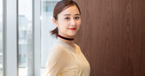 堀田真由のスキンケア・美容習慣｜透明感あふれる“素肌美人”の秘密